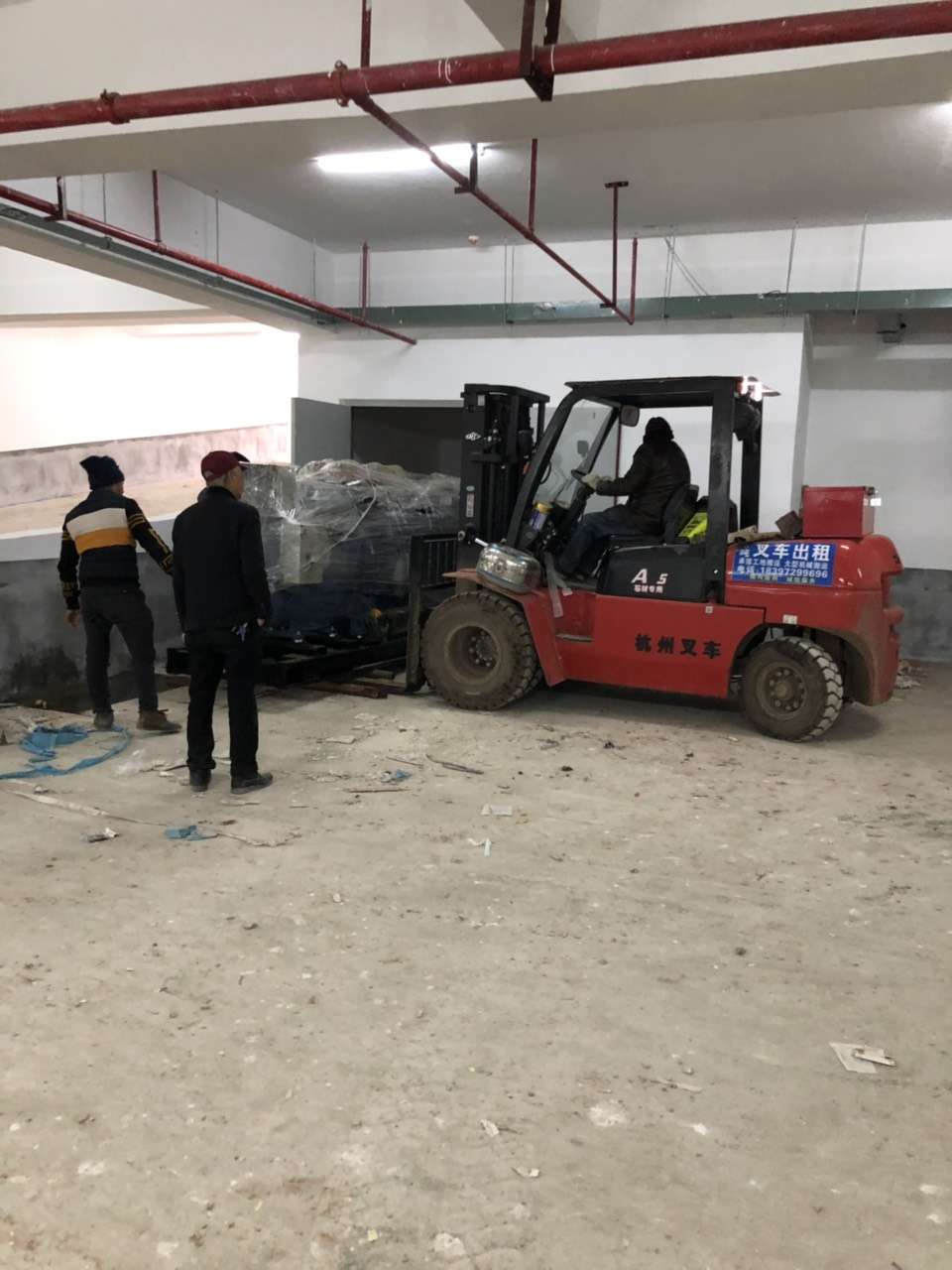 明邦工作人員正在進(jìn)行安裝發(fā)電機1