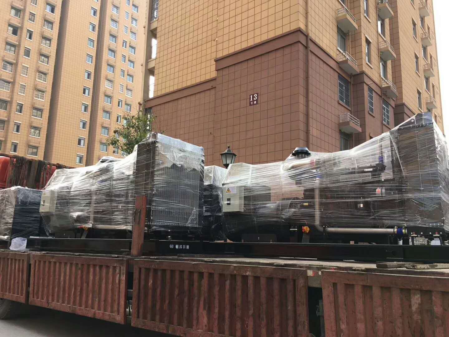 明邦發(fā)電機(jī)正在卸貨3