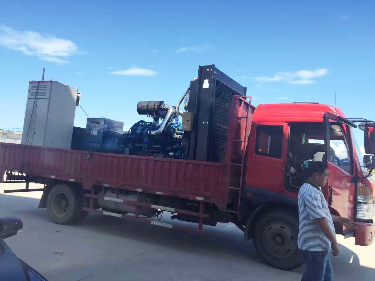 明邦工作人員在永州東安進(jìn)行900kw康明斯發(fā)電機(jī)安裝調(diào)試1