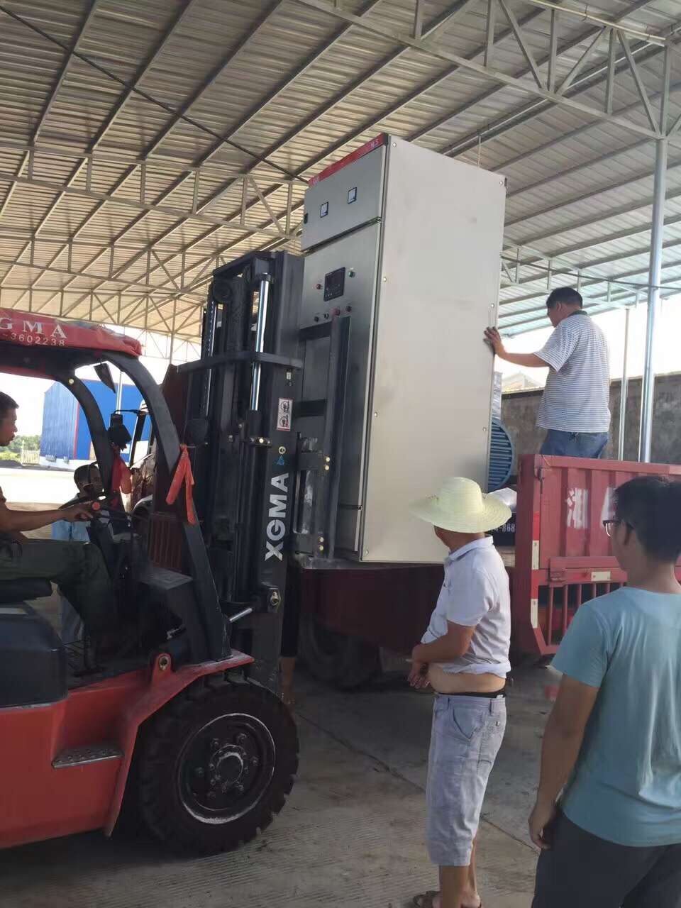 明邦工作人員在永州東安進(jìn)行900kw康明斯發(fā)電機(jī)安裝調(diào)試2