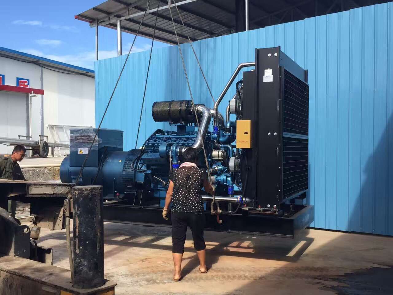 明邦工作人員在永州東安進(jìn)行900kw康明斯發(fā)電機(jī)安裝調(diào)試4