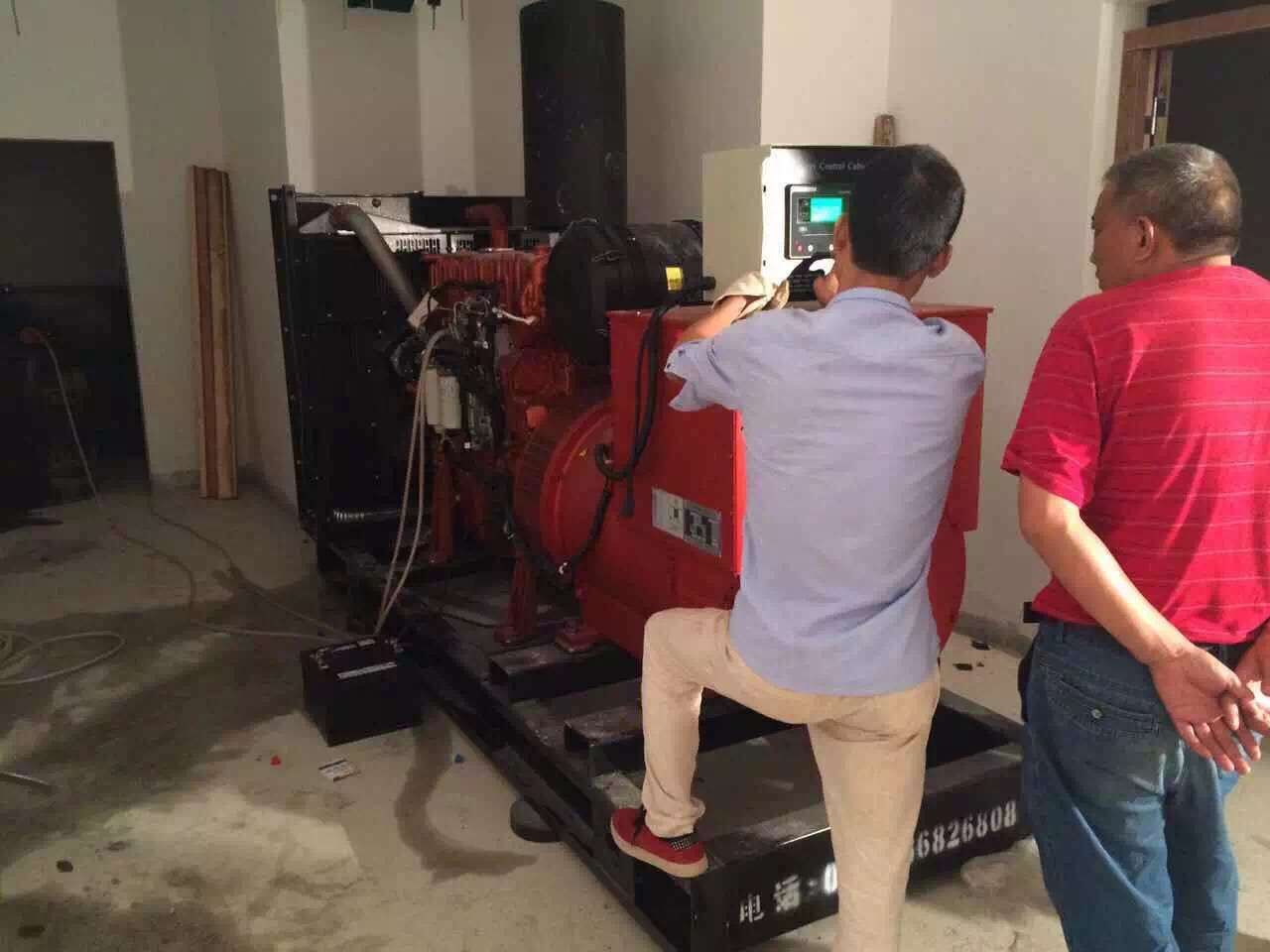 明邦工作人員在邵陽進(jìn)行400kw濰柴發(fā)電機(jī)安裝