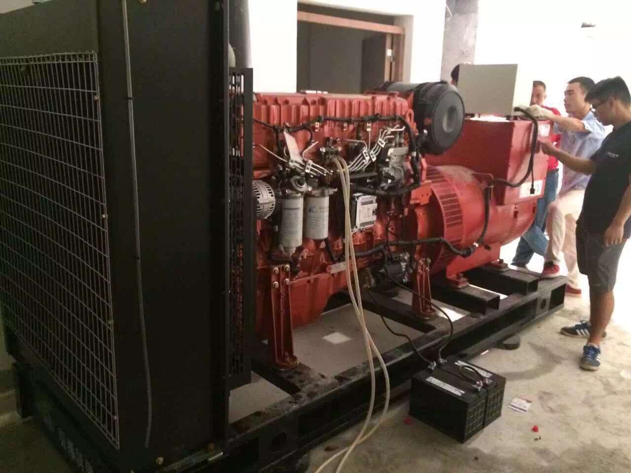 明邦工作人員在邵陽進(jìn)行400kw濰柴發(fā)電機(jī)安裝1