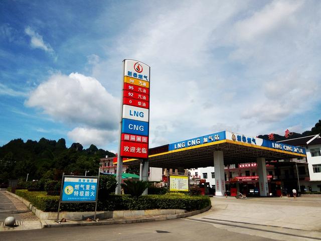 明邦為張家界新泰天燃?xì)夤咎峁?臺100kw、400kw濰柴發(fā)電機(jī)組